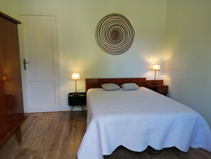 3 Schlafzimmer, Bügeleisen/Bügelbrett