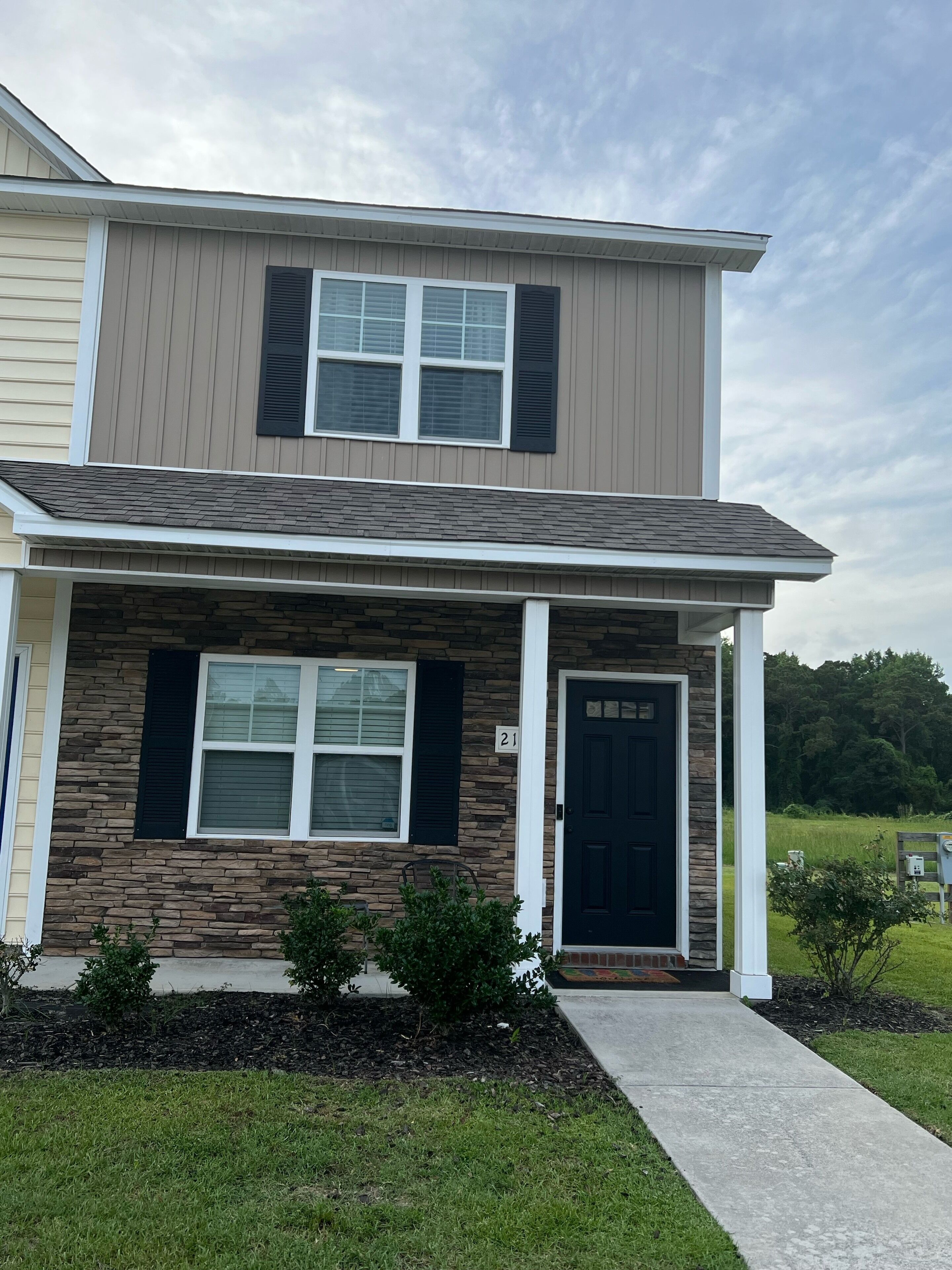 Beautiful townhome minutes from the beach