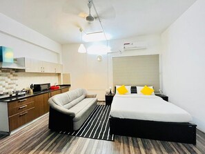 1 habitación, escritorio y tabla de planchar con plancha 
