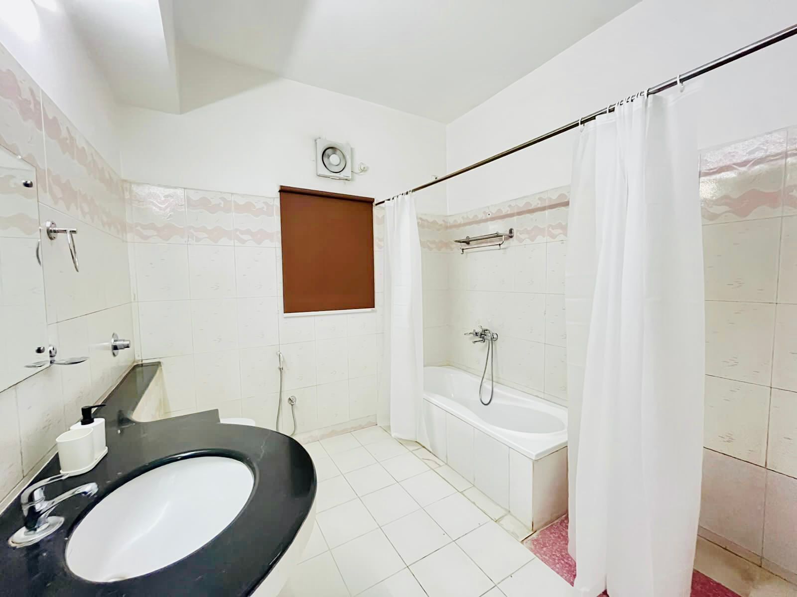 Baignoire, articles de toilette gratuits, sèche-cheveux