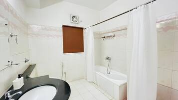 Baignoire, articles de toilette gratuits, sèche-cheveux