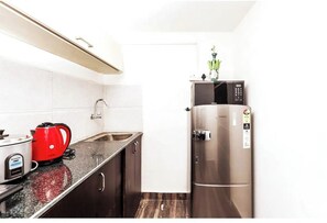 Refrigerador, microondas, parrilla de estufa y tetera eléctrica 