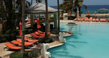 Beachfront 12th Floor Penthouse Living with Resort Access