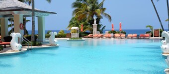 Beachfront 12th Floor Penthouse Living with Resort Access