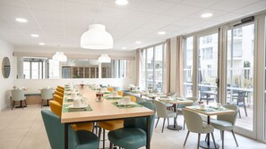 朝食 (ビュッフェ)、毎日提供 (1 名様 16 EUR)