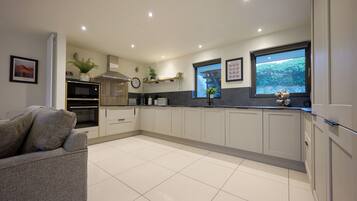 Cottage | Private kitchen | Fridge, dishwasher, electric kettle, toaster