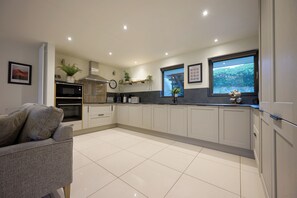 Casa de campo | Cocina privada | Frigorífico, lavavajillas, hervidor eléctrico y tostadora