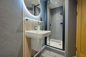 Ferienhaus | Badezimmer | Dusche, Haartrockner