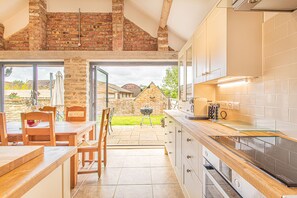 Frigorífic, microones, forn i placa de cuina 