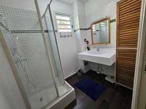 Dusche, Haartrockner, Handtücher, Toilettenpapier