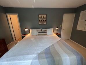 3 chambres, fer et planche à repasser, lit de bébé portatif
