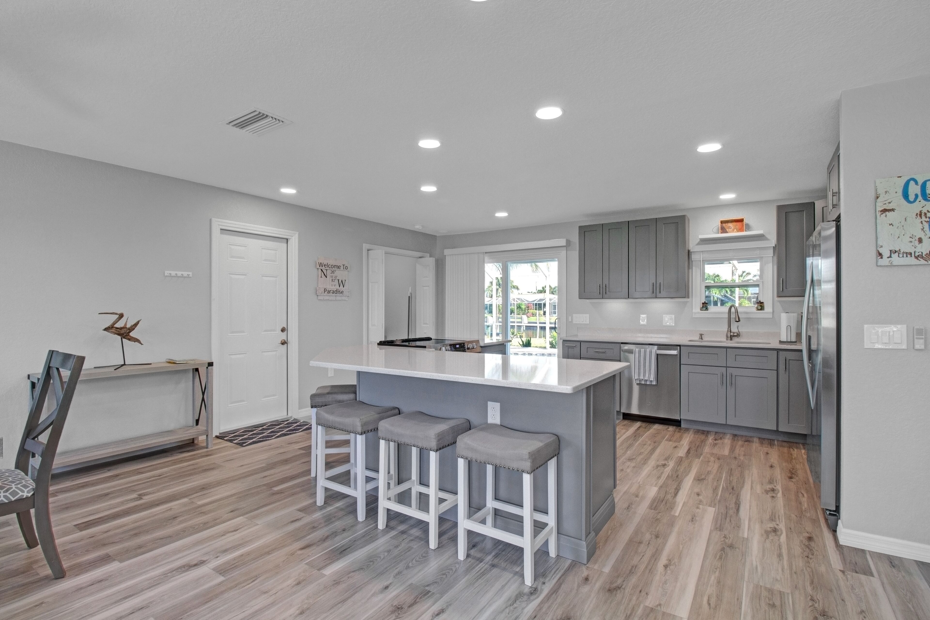 Jääkaappi, mikroaaltouuni, uuni, liesi