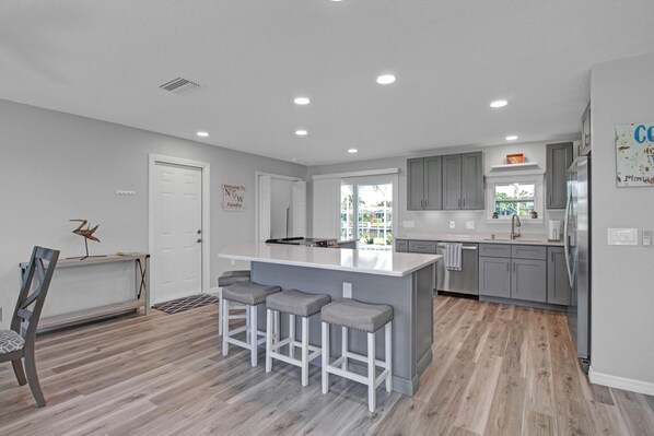 Kylskåp, mikrovågsugn, ugn och spishäll