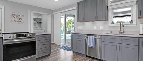 Een koelkast, een microgolfoven, een oven, een kookplaat