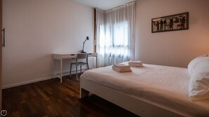 1 habitación, tabla de planchar con plancha, wifi gratis y ropa de cama 