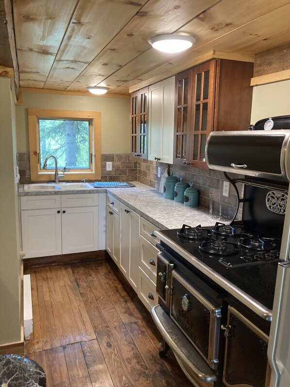 Jääkaappi, mikroaaltouuni, uuni, liesi