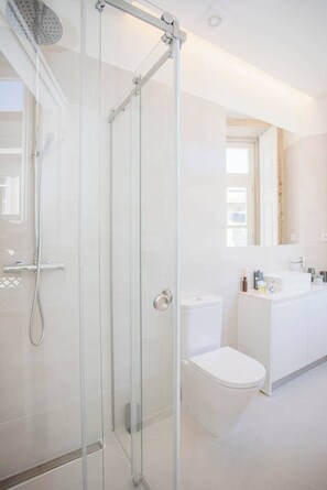 Douche, sèche-cheveux, serviettes fournies