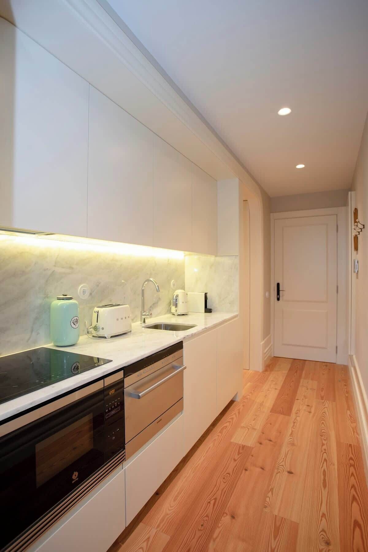 Kjøleskap, mikrobølgeovn, ovn og kokeplater