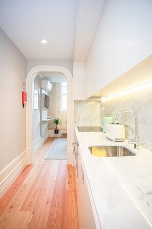 Kühlschrank, Mikrowelle, Ofen, Herdplatte