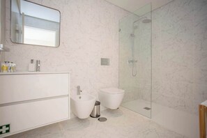 シャワー、ヘアドライヤー、タオル