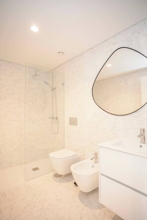 Dusche, Haartrockner, Handtücher