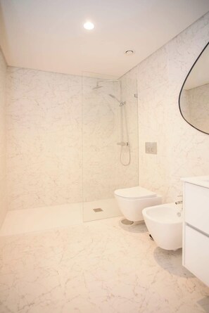 Shower, hair dryer, towels - Liiiving in Porto - City Design Apartment N (Porto)