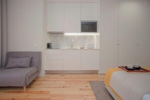 Tabla de planchar con plancha, wifi y ropa de cama