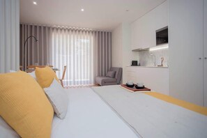 Tabla de planchar con plancha, wifi y ropa de cama