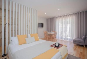 Tabla de planchar con plancha, wifi y ropa de cama
