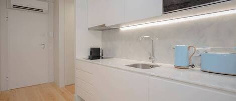 Réfrigérateur, four à micro-ondes, surface de cuisson, cafetiÚre-théiÚre