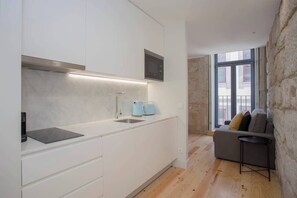 Réfrigérateur, micro-ondes, plaque de cuisson, cafetiÚre/bouilloire