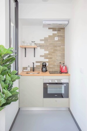 Fridge, oven, stovetop, coffee/tea maker