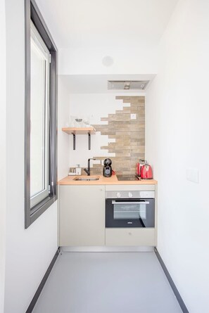 Réfrigérateur, four, plaque de cuisson, cafetière/bouilloire