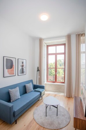 TV, offices - Liiiving in Porto | City View Apartment 2F (Porto)