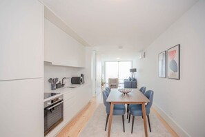 Fridge, microwave, oven, stovetop - Liiiving in Porto | City View Apartment 3T (Porto)