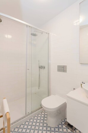 Douche, sèche-cheveux, serviettes fournies