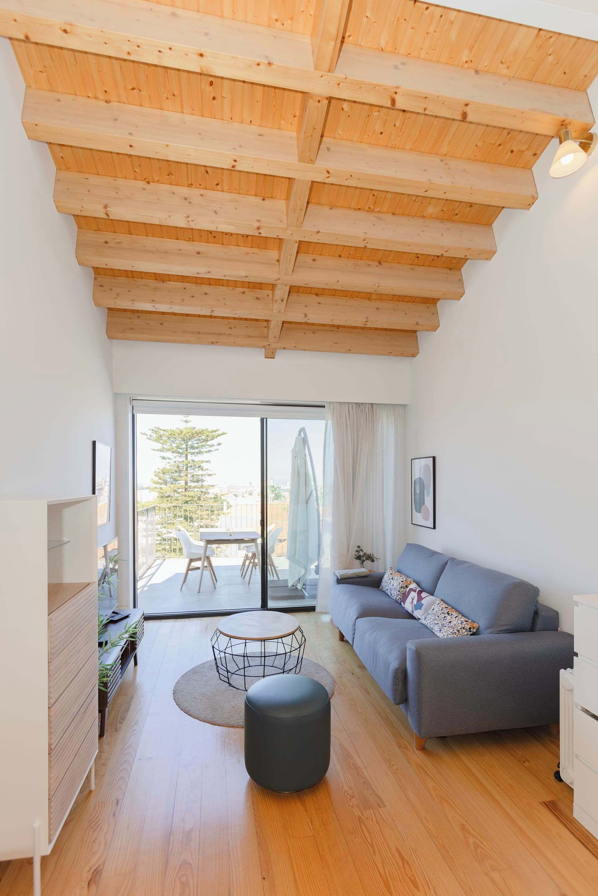 Una televisión, una oficina