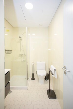 Douche, sèche-cheveux, serviettes fournies