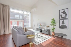 TV, offices - Liiiving in Porto - Luxury Gallery Apartment I (Porto)