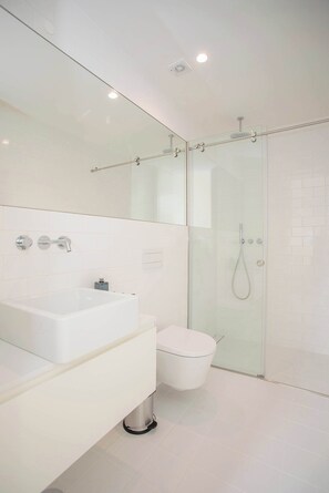 Douche, sèche-cheveux, serviettes fournies