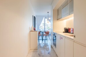 Réfrigérateur, four à micro-ondes, un four, surface de cuisson