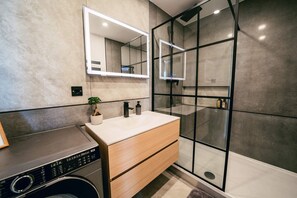 Shower, free toiletries, hair dryer, towels - Luxury Apartment w. City Views in Košice Old Town (Košický kraj)