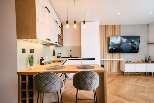 Réfrigérateur, micro-ondes, four, plaque de cuisson