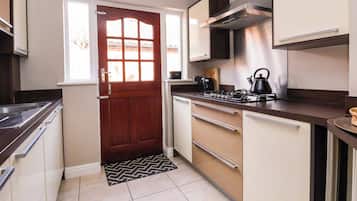 Casa de campo | Cocina privada | Refrigerador, lavavajillas, tetera eléctrica y tostadora