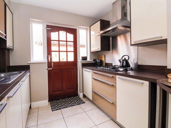 Cottage | Private kitchen | Dishwasher, cookware/dishes/utensils