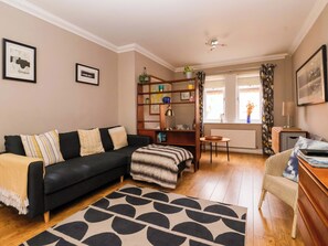 Cottage | Living area - 8 Williamson Drive (Ripon)