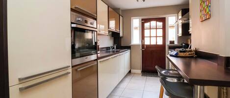 Cottage | Dapur pribadi | Mesin pencuci piring dan peralatan masak/sendok-piring