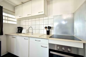 Réfrigérateur, four à micro-ondes, un four, surface de cuisson