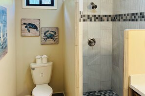 Een douche, een haardroger, handdoeken