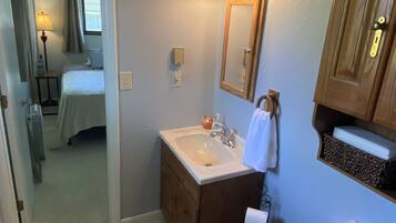 Duschwanne, Haartrockner, Handtücher, Seife